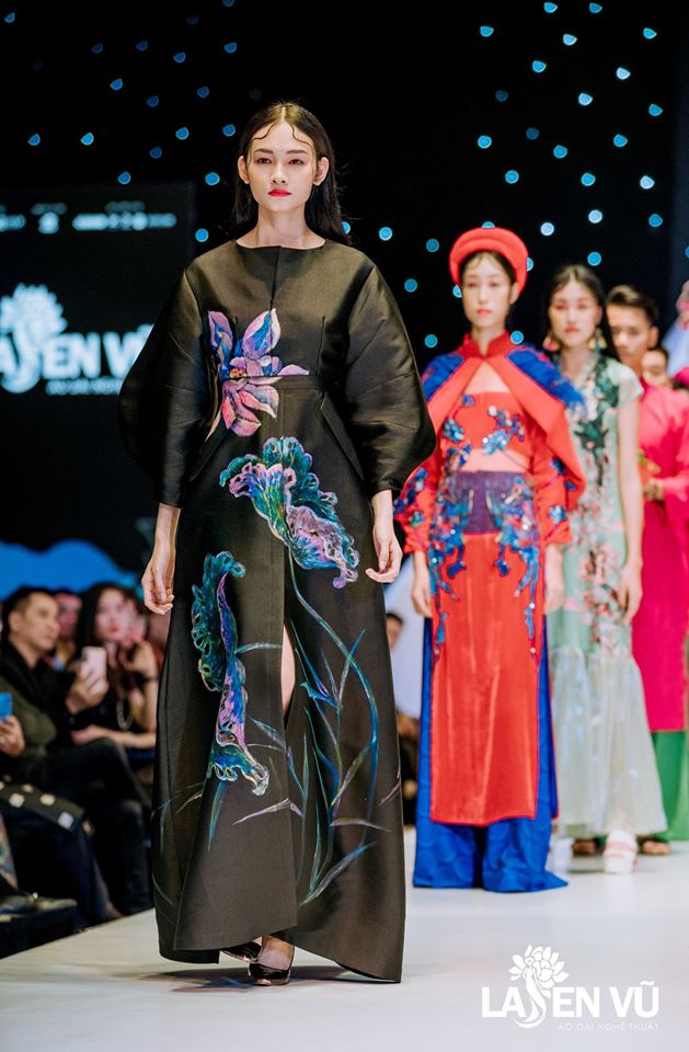 Nhà Thiết Kế - Kiến Trúc Sư Vũ Lan Anh liều lĩnh dựng cả đám cưới chuột dân gian trên sàn diễn thời trang