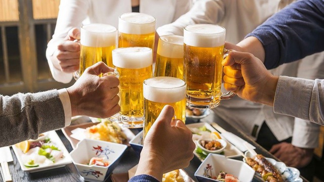 Từ 1/1/2020, chỉ người đi bộ mới được uống rượu bia trước khi ra đường