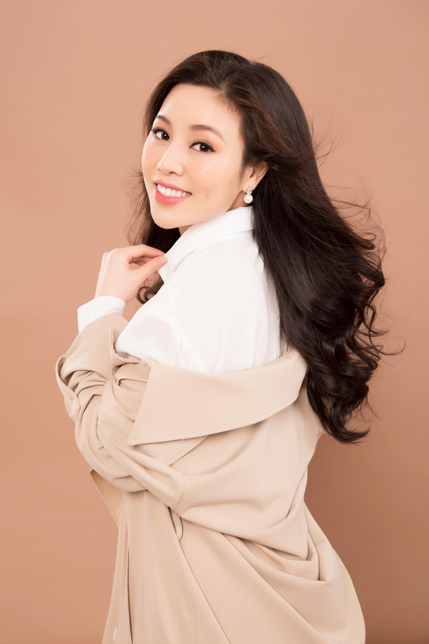 Á Hậu Nishikawa Phạm Hương bất ngờ khoe nhan sắc trẻ trung trong loạt ảnh mới