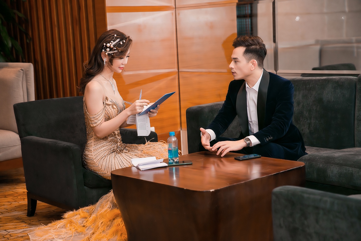 MC Hải Anh rạng rỡ ngày cuối năm trong sự kiện Vhandicap Awards