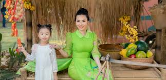 Dịp đầu năm mới 2020, Hoa hậu Châu Ngọc Bích rạng rỡ bên con gái dạo phố xuân