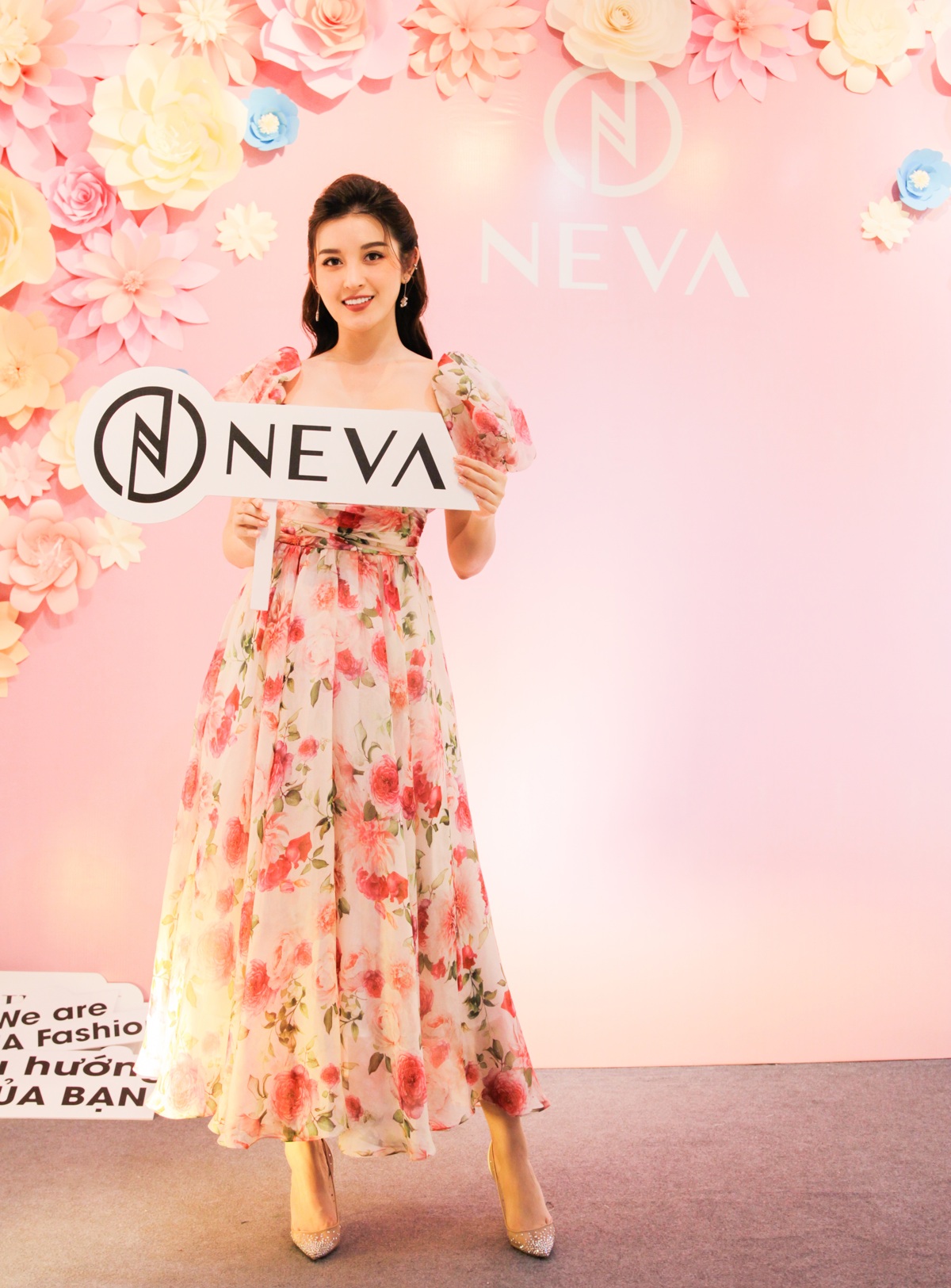 Huyền My cùng mẹ đi chọn váy Neva cho sự kiện