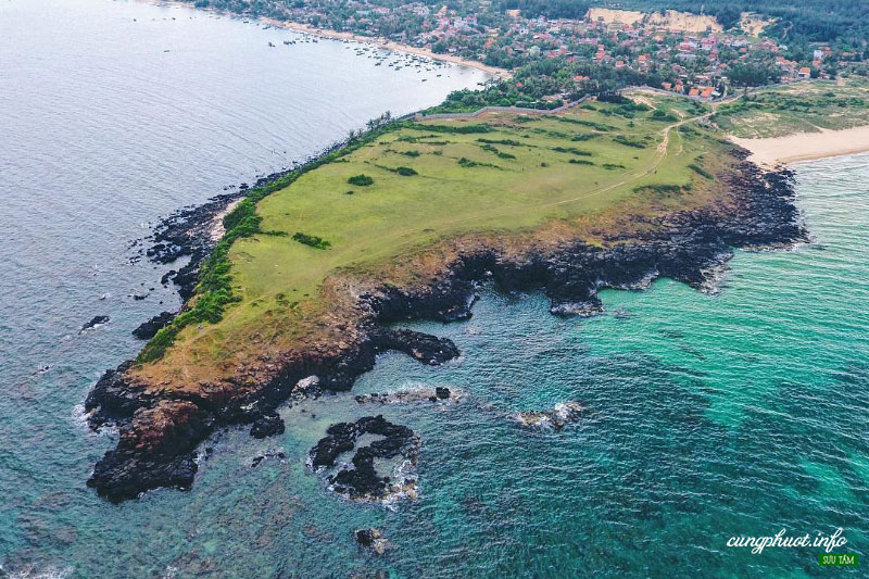 Diễn viên Kim Thanh Thảo khoe nhan sắc rạng ngời tại biển Phú Yên