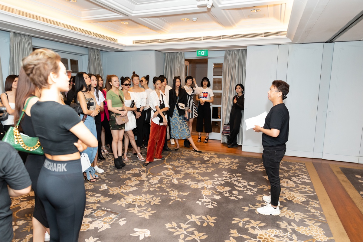 Khánh Vân, Mâu Thủy khoe dáng chuẩn đi tập show Thương của Hoàng Hải