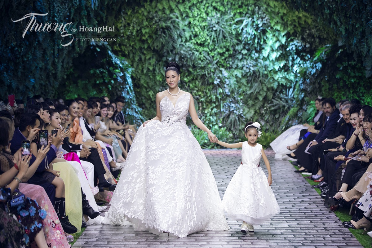 Sao Việt đưa con lên sân khấu thời trang “Thương” của Hoàng Hải