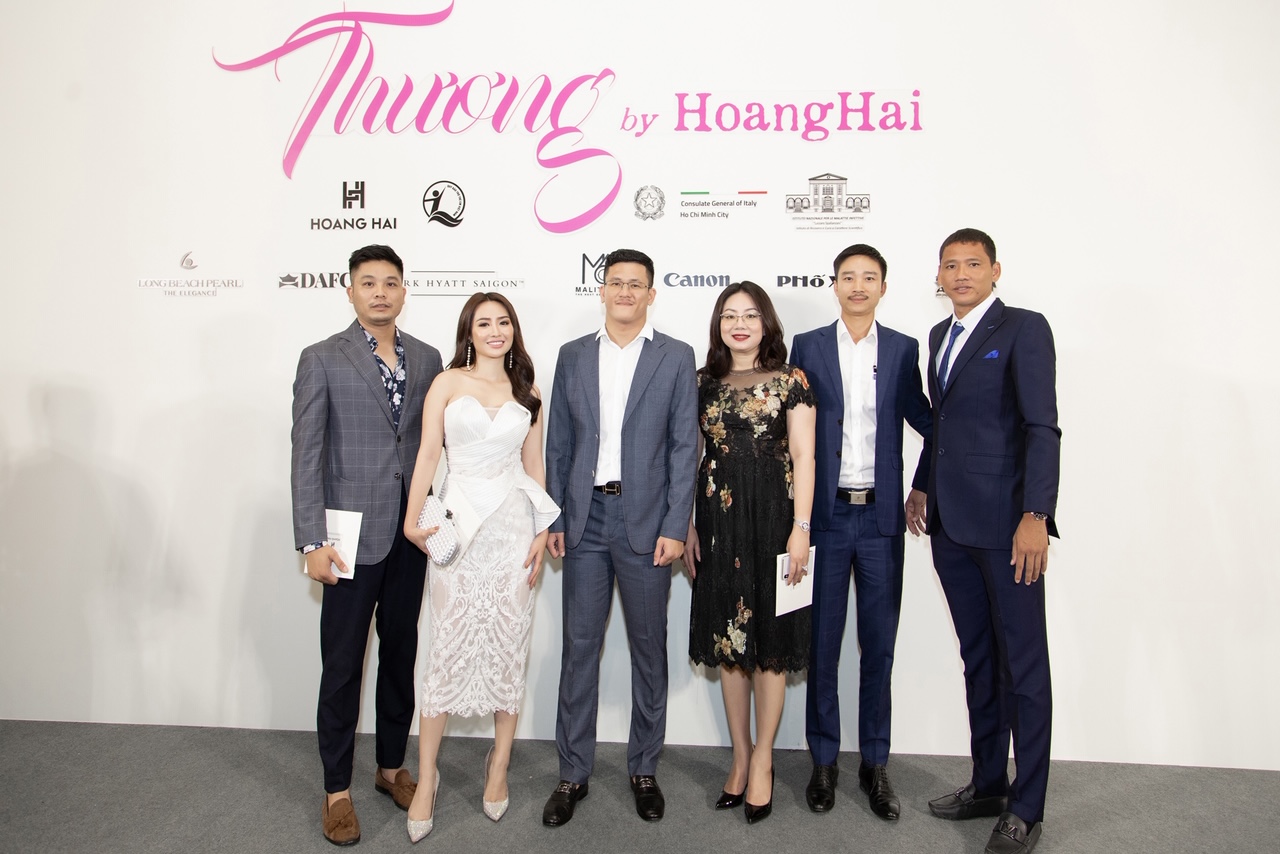 Cầu thủ Anh Đức bảnh bao xem thời trang của Hoàng Hải