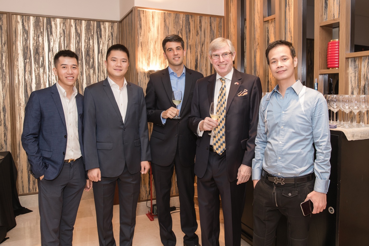 Ngài Tổng Lãnh sự quán Ý cùng phu nhân mở tiệc mừng Hoàng Hải thành công với show