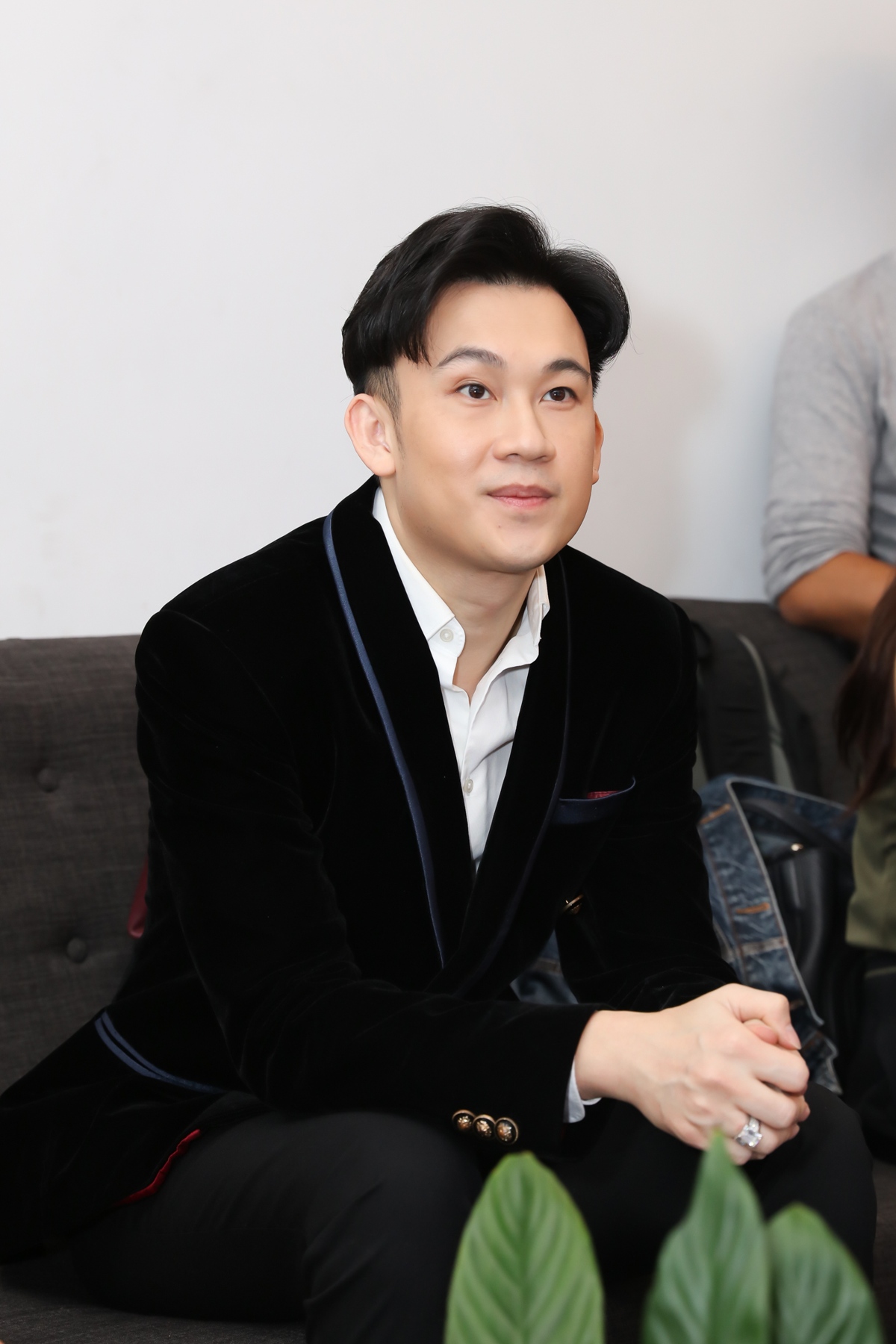 Dương Triệu Vũ đi sửa đồng hồ trong mùa dịch