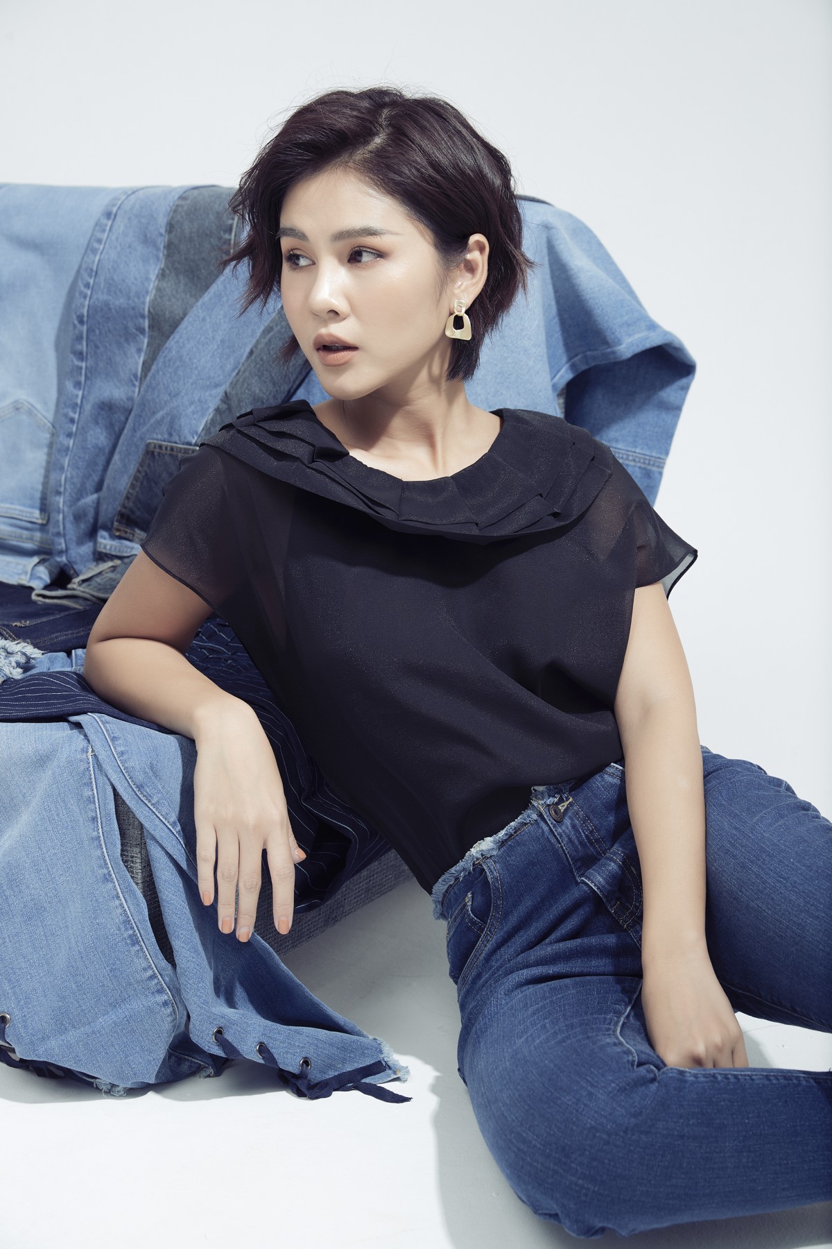 BTV Thu Hoài năng động với set jeans của Elise