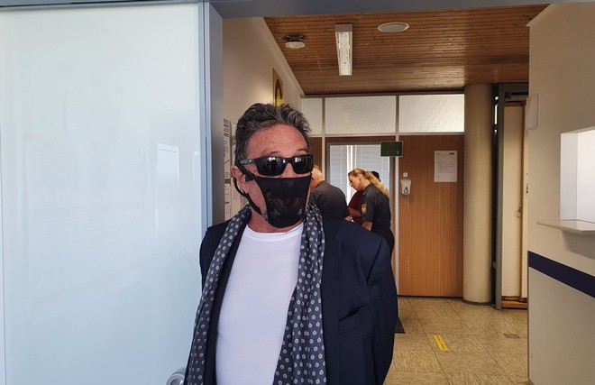 Triệu phú Mỹ bị tạm giữ vì dùng quần lót nữ làm khẩu trang ngừa Covid-19