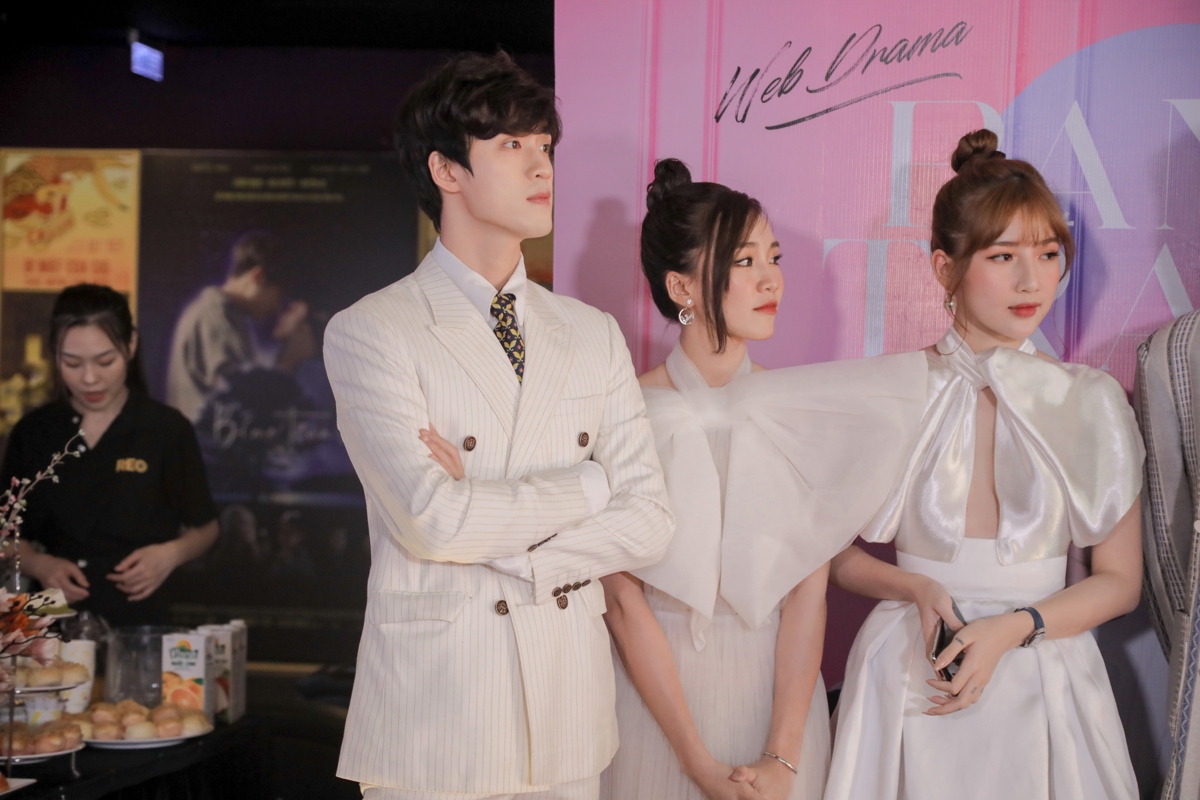 Vũ Thịnh đón sinh nhật bất ngờ tại họp báo ra mắt phim Bạn Trai Song Sinh