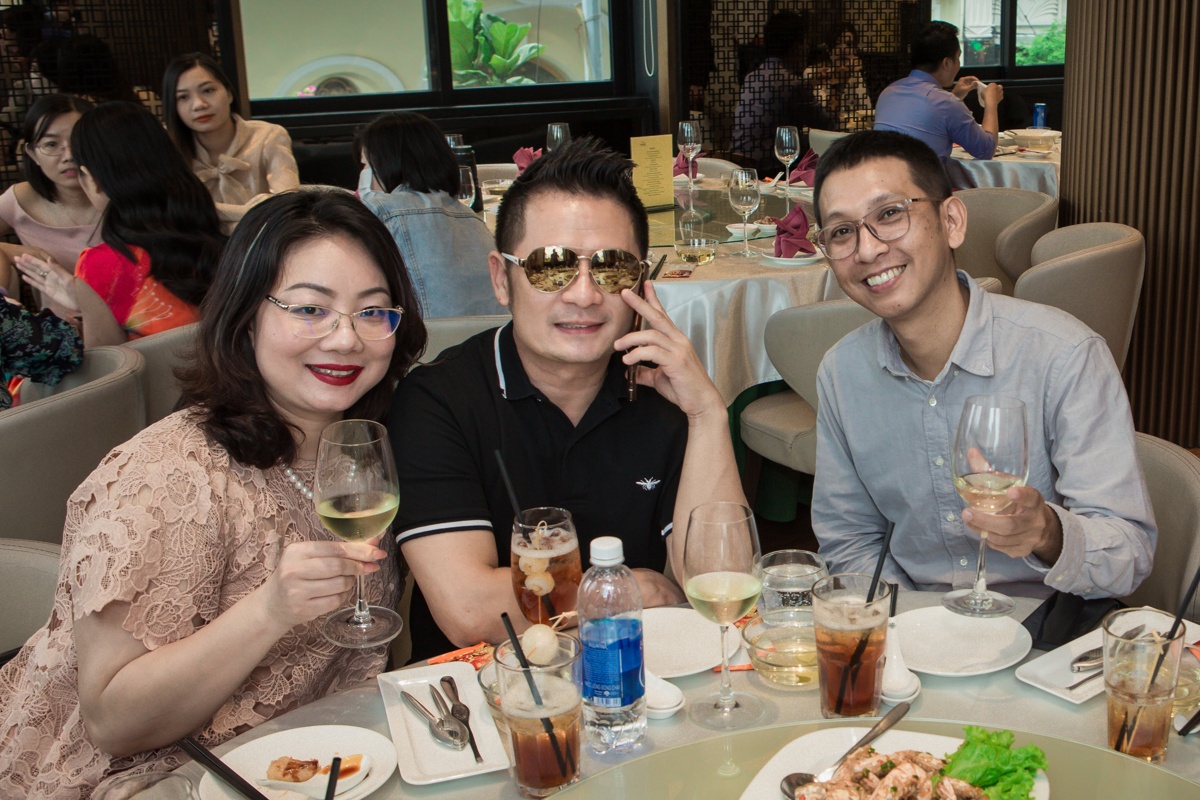 Giữa đại dịch Covid-19, Nguyễn Hồng Nhung may mắn trở về Việt Nam,giới thiệu dự án âm nhạc mới