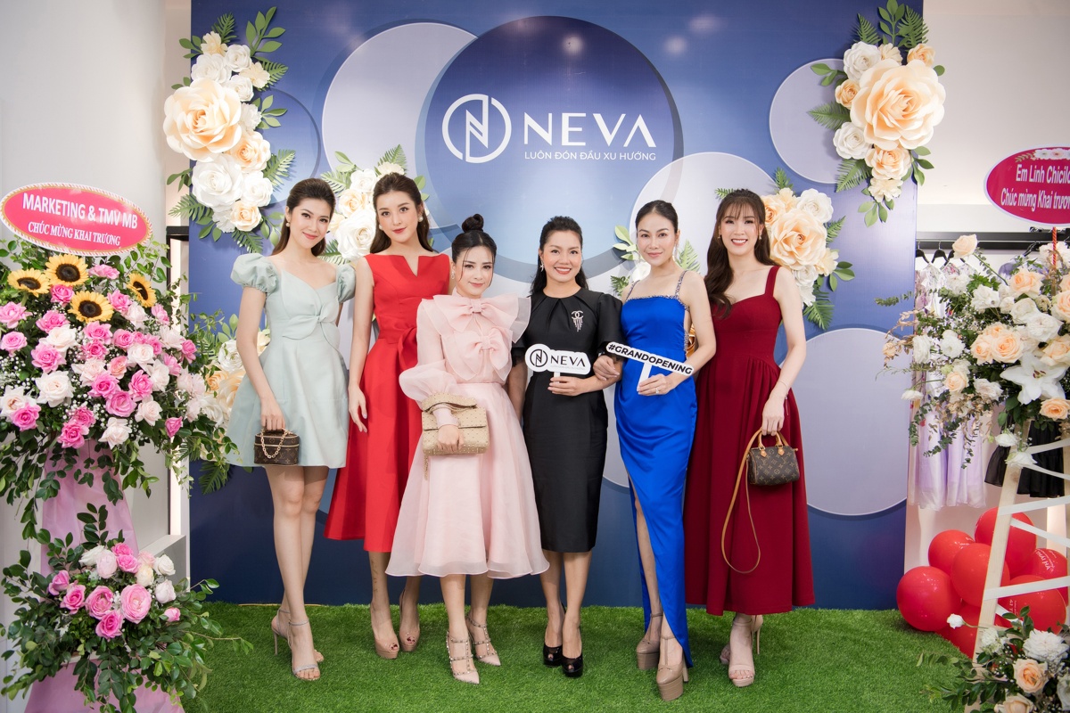 Huyền My, Thu Hằng đọ dáng tại sự kiện