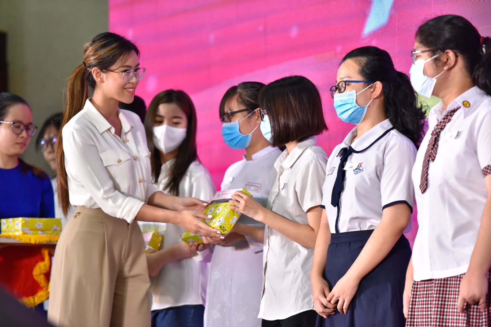 Tiên Nguyễn đại diện tập đoàn IPP trao học bổng Nguyễn Thị Minh Khai