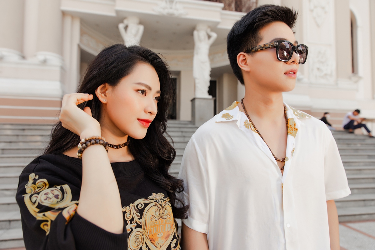 Kha Vũ, Minh Trang cực vui mắt với họa tiết của Versace Jeans