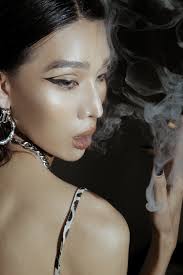 MiD Nguyễn gây shock với hình ảnh gái hưa