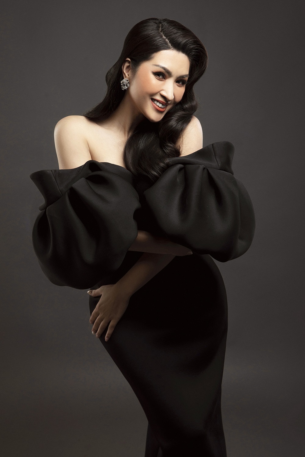 Nguyễn Hồng Nhung đi ngược xu hướng nhạc Việt, quyết đi tìm bản sắc riêng