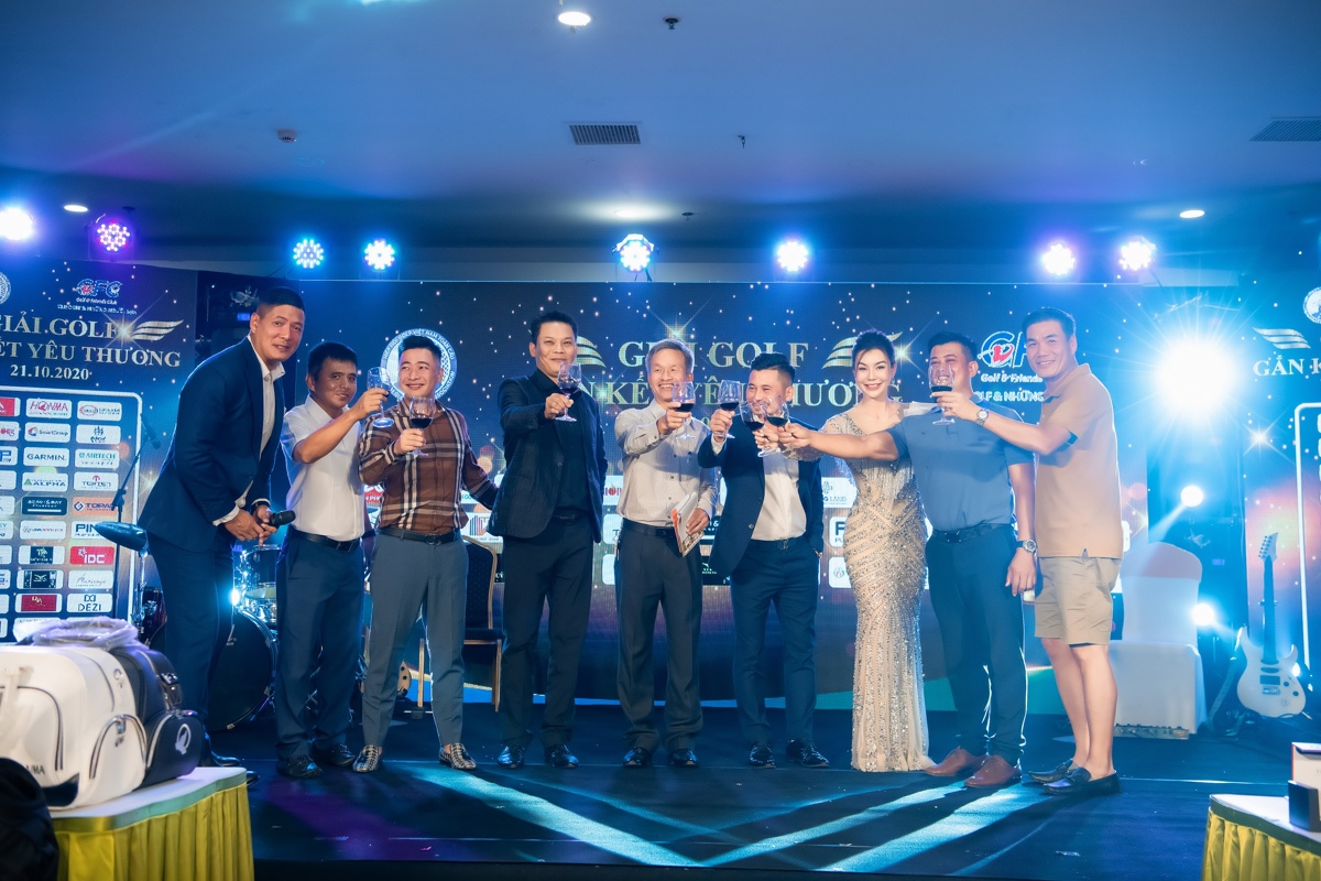 Diễn viên Bình Minh và Golf Queen Hải Anh cùng các Golfer tại giải golf Gắn kết yêu thương chung tay giúp đỡ đồng bào miền Trung
