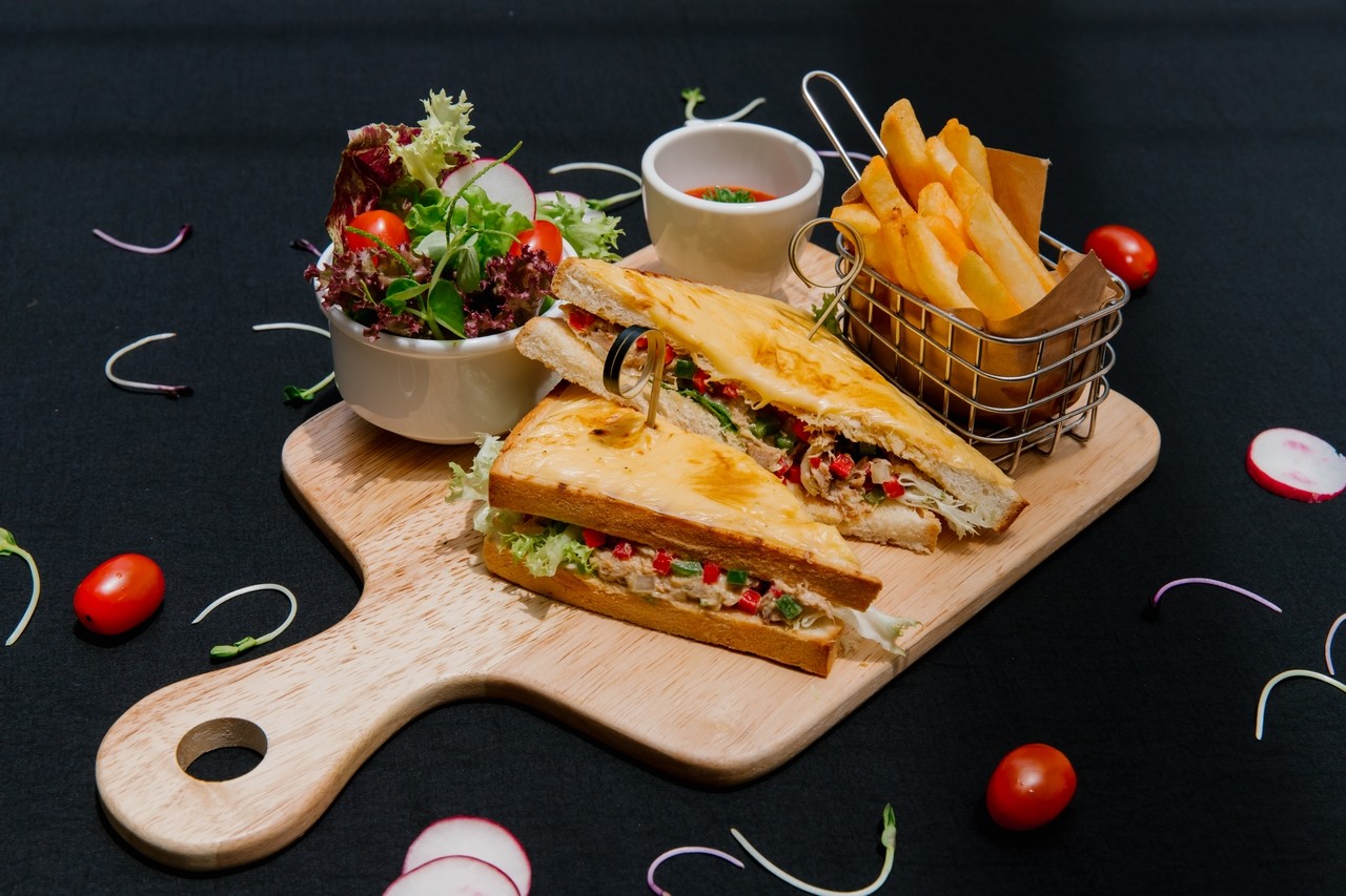 Chỉ với hai điều, Café La Poste đã trở thành điểm đến yêu thích của chị em Tiên Nguyễn