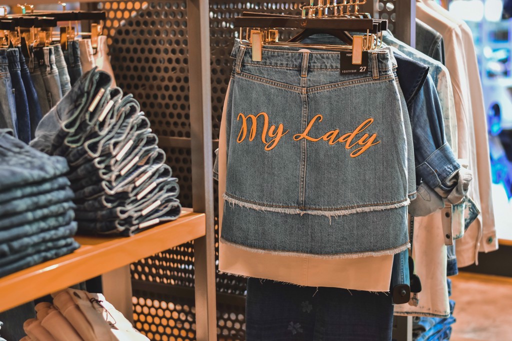 Hoa hậu Ngọc Anh Anh hóa cô nàng cá tính với phong cách DENIM ON DENIM