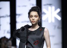 Siêu mẫu nhí Alexandra cùng Người đẹp Hoàng Phương đi từ thiện sau show Thanh Huỳnh