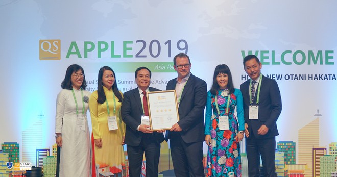 Bất ngờ chuyển giao hiệu trưởng Trường ĐH Nguyễn Tất Thành