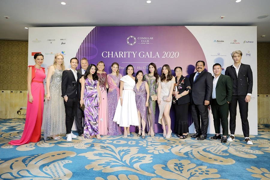 Thu Phương, Lý Hương đọ sắc cùng các phu nhân Tổng lãnh sự