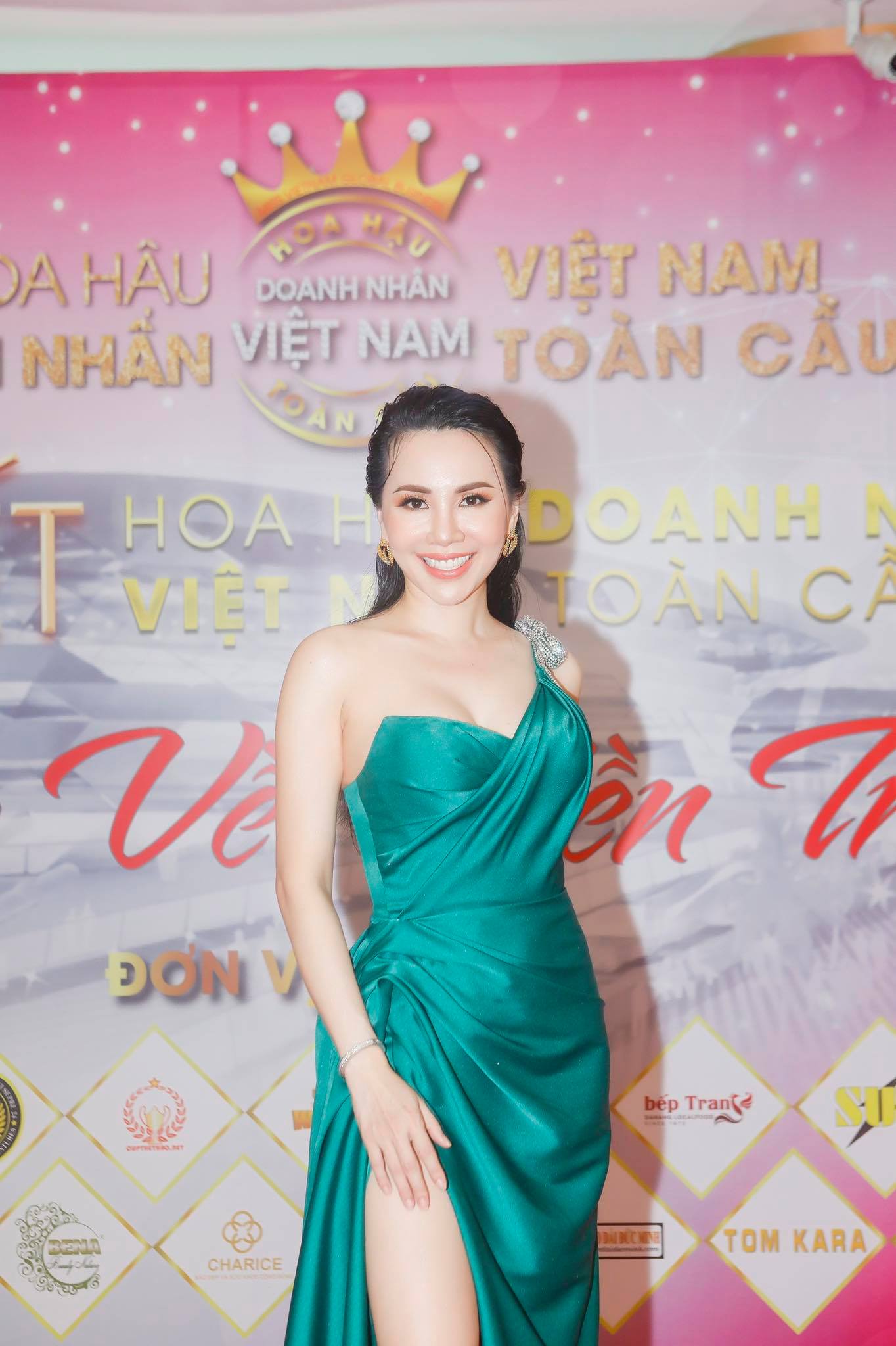 Hoa hậu Châu Ngọc Bích vừa làm giám khảo, vừa tất bật đi event