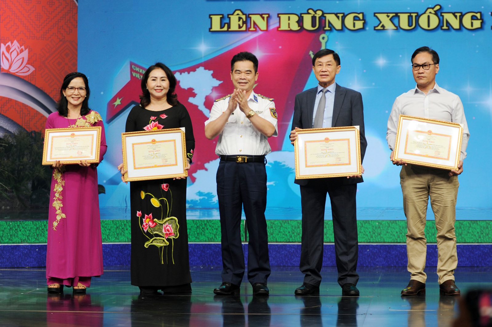 Ông Johnathan Hạnh Nguyễn nhận bằng khen của Bộ Tư lệnh Cảnh sát biển