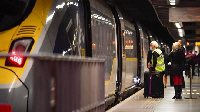 Hàng loạt nước ngừng đi lại với Anh vì biến thể virus gây Covid-19 nguy hiểm