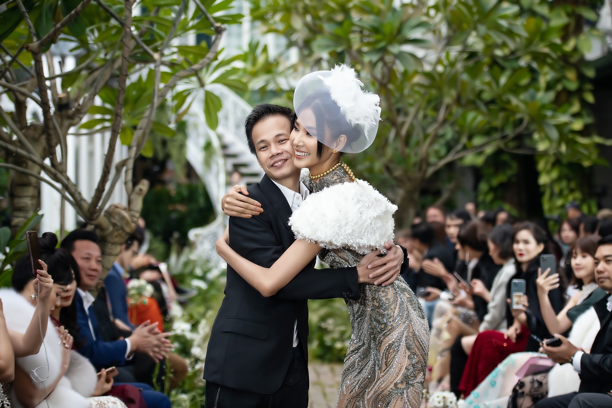 Chiếc váy “Tuyệt tác giấu kín Mortlach” khiến 3 mỹ nhân Việt mê mẩn