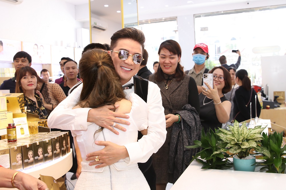 Đàm Vĩnh Hưng, DươngTriệu Vũ , Quang Lê đội nắng' phục vụ khán giả Thanh Hoá