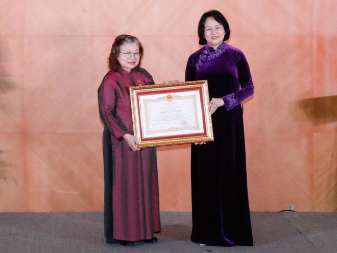 Vinh danh nữ giáo sư là tác giả của vắc xin viêm não Nhật Bản