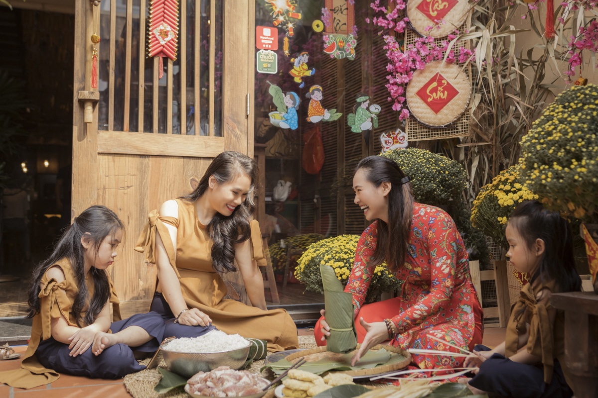 Cùng đến quán Đặc sản Tây Bắc gói bánh chưng với Vương Thu Phương