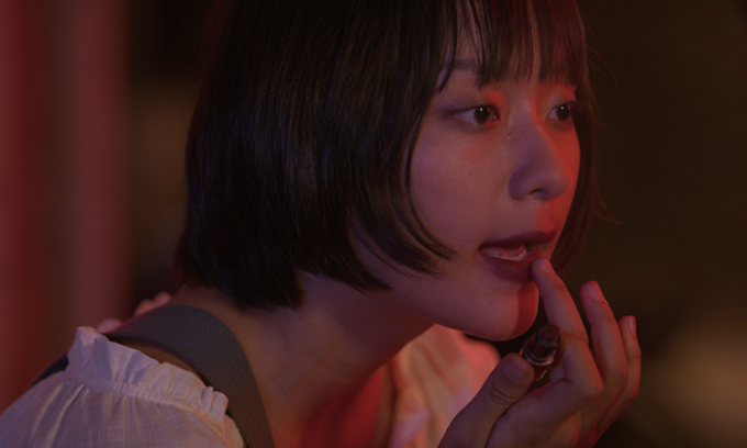 Quá hài hước với bộ hình “làm tội” các anh shipper, Hồ Thu Anh vô tình tạo trend mới