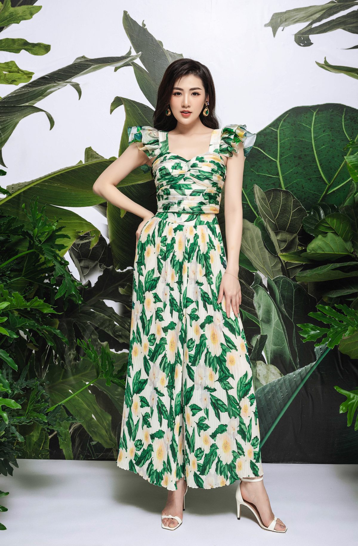 Á hậu Tú Anh đón Hè quyến rũ cùng loạt thiết kế mới từ NEVA