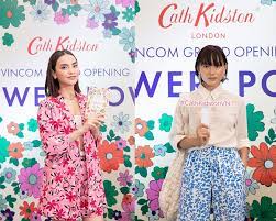 Cùng diện trang phục họa tiết Floral, ai nổi bật hơn?