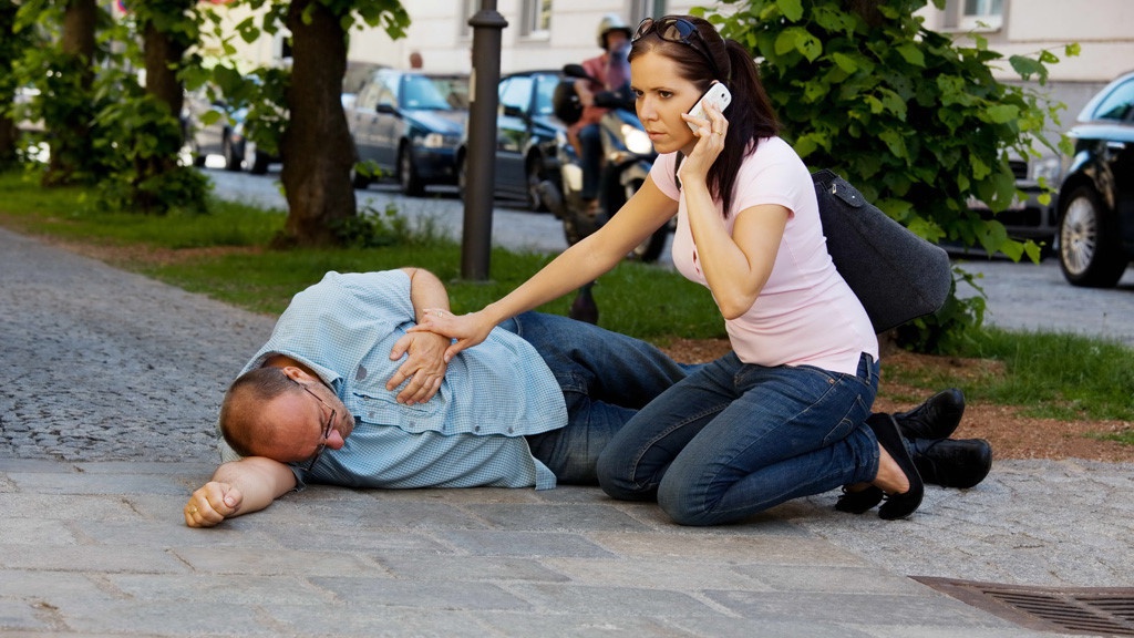 Mùa nóng, coi chừng lầm tưởng dấu hiệu đột quỵ là say nắng