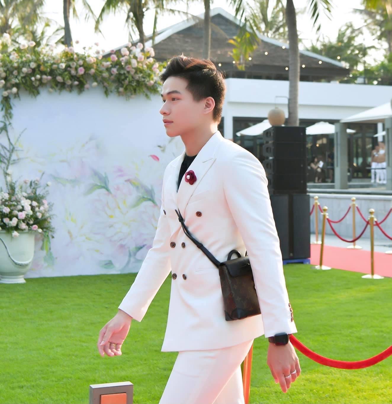 “Đại hiệp” Kha Vũ của Hương Ly khoe phong cách thời trang cực chất