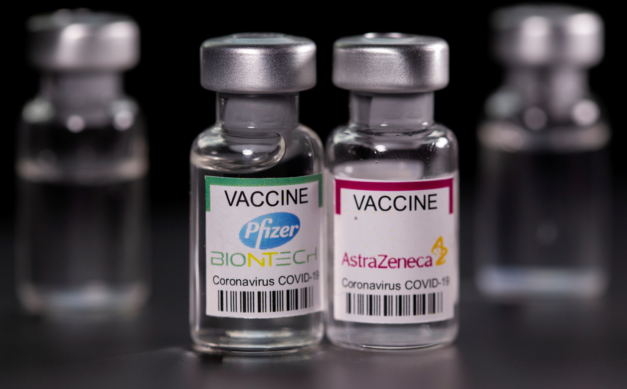 Tiêm đủ 2 liều vắc xin Pfizer hoặc AstraZeneca có thể chống lại biến chủng Delta