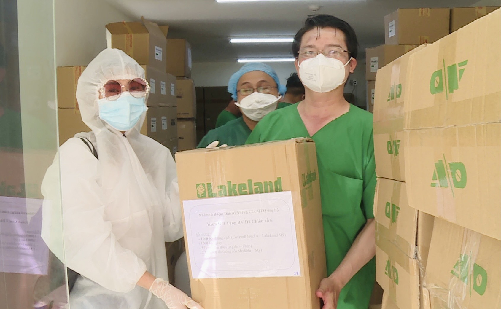 Nữ doanh nhân xinh đẹp quyên góp gần nủa tỷ đồng chống dịch Covid