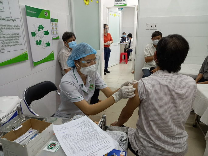 Người tiêm đủ 2 mũi vắc-xin Covid-19 đến từ vùng có dịch không phải cách ly tập trung