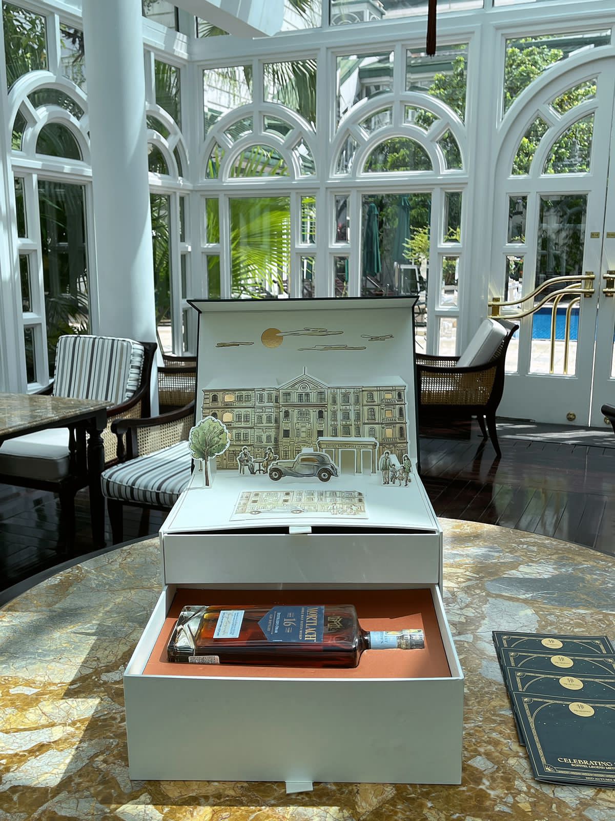 Á hậu Tú Anh, doanh nhân Dương Văn Chương đón đầu xu hướng