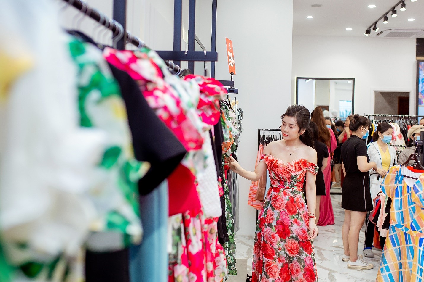 Thời trang NEVA: Mạnh mẽ vươn mình sau dịch với hàng loạt showroom mới