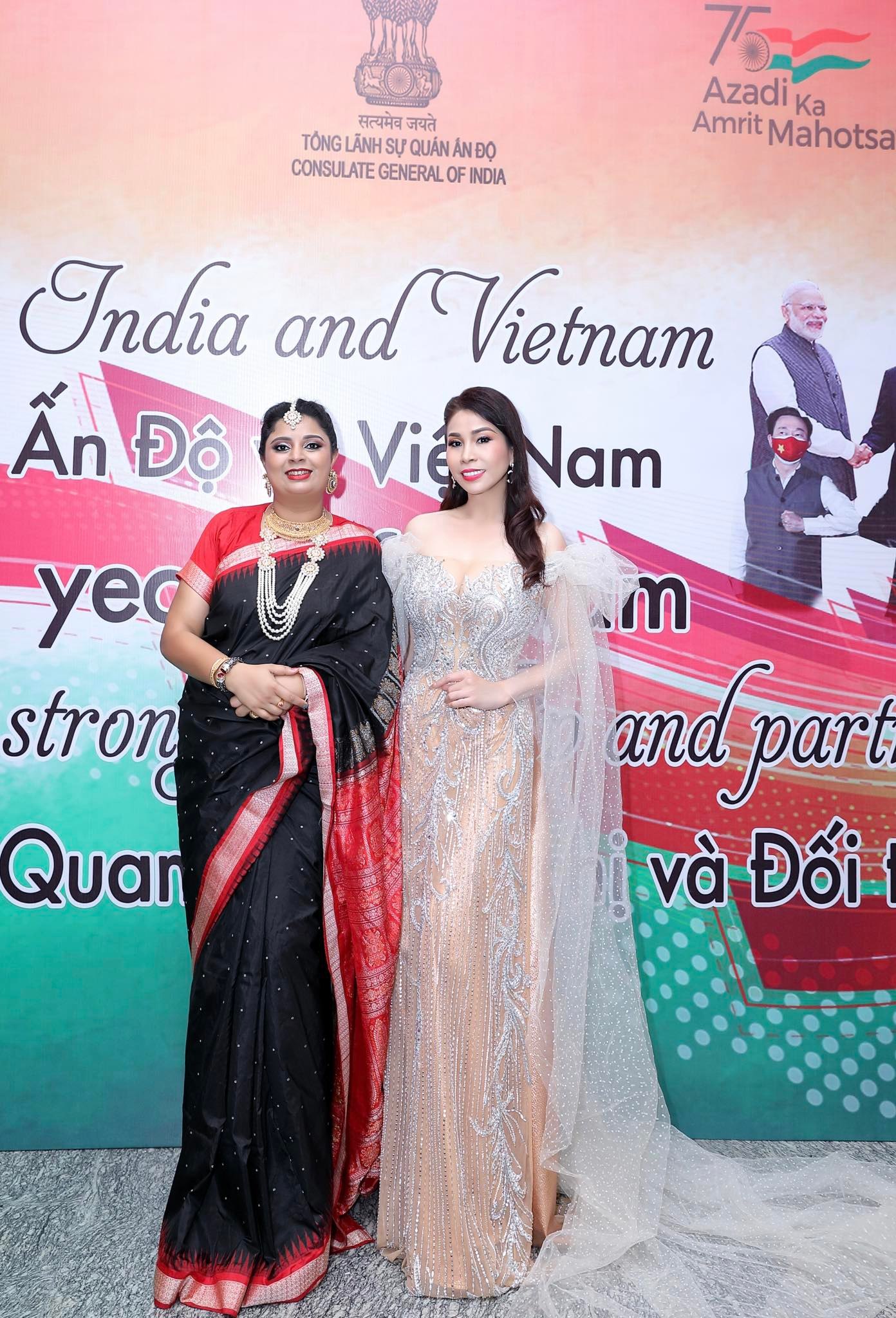 Lý Hương sánh vai cùng H'Hen Nie, Phương Khánh diễn thời trang