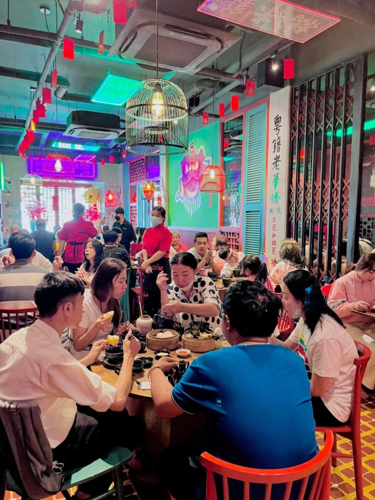 Chuỗi ẩm thực Ông Sủi phục vụ xuyên Tết, khách xếp hàng nườm nượp