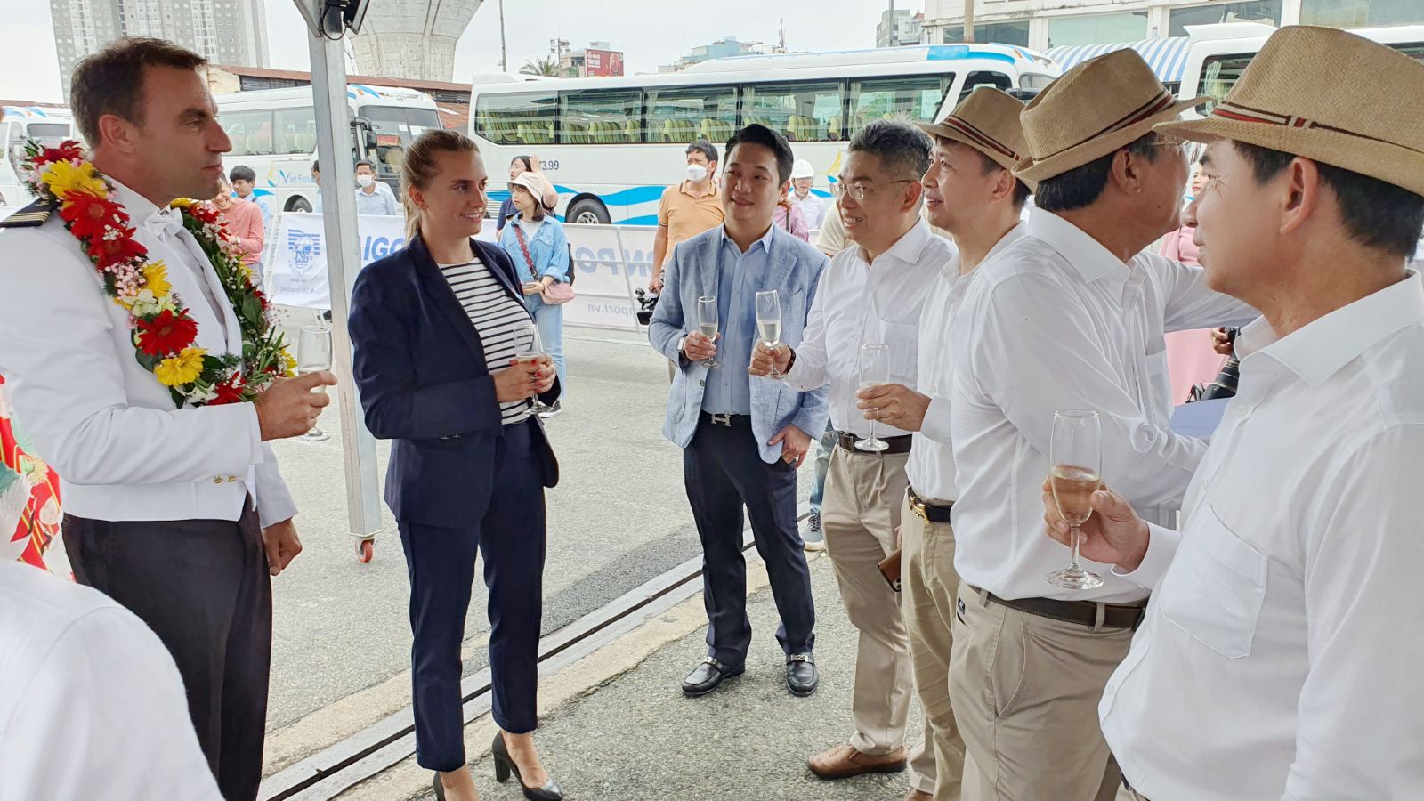 ĐÓN ĐOÀN KHÁCH TÀU BIỂN ĐẦU TIÊN CẬP CẢNG  DU LỊCH THÀNH PHỐ HỒ CHÍ MINH