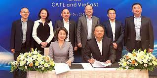 Tỉ phú Phạm Nhật Vượng qua Nhật ký kết hợp tác với hãng pin số 1 thế giới