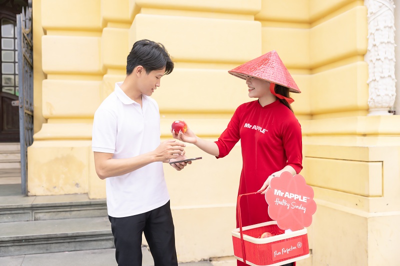 Đoàn xích lô của thương hiệu táo Mr Apple thu hút sự chú ý của người dân thủ đô
