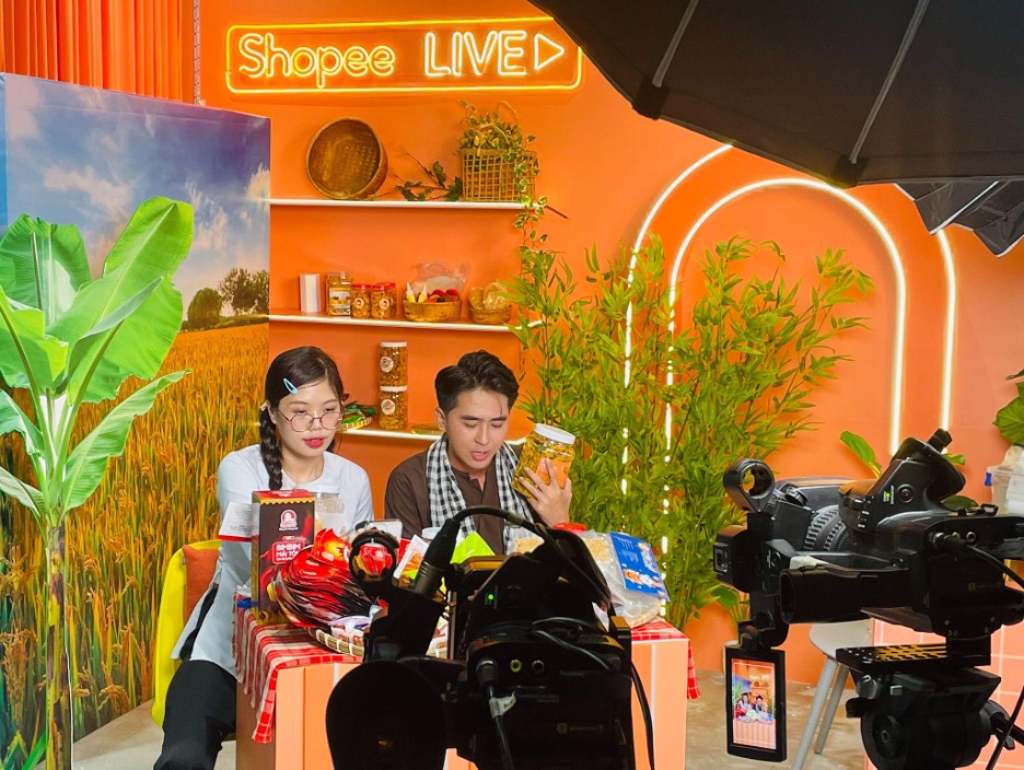 Lượng đơn hàng bán qua Shopee Live tăng mạnh gấp 99 lần trong hai giờ đầu tiên của ngày 11.11*